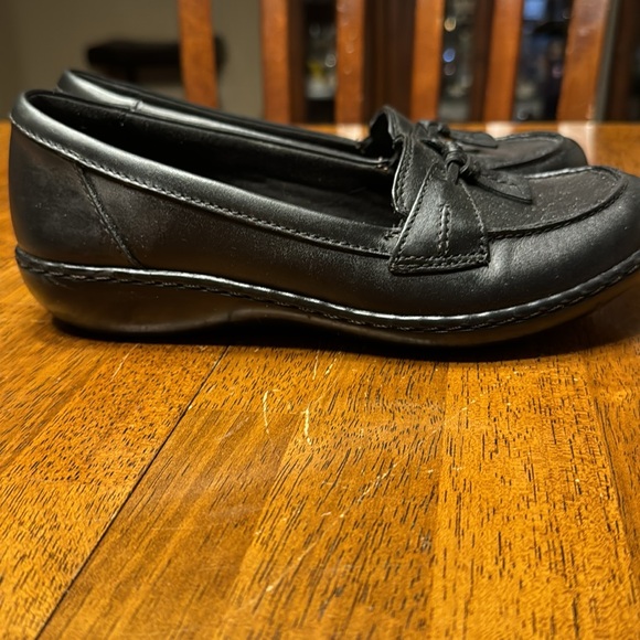 EUC women’s Clarks Collection black bubble loafer shoes. Size 6.5 - Picture 2 of 7